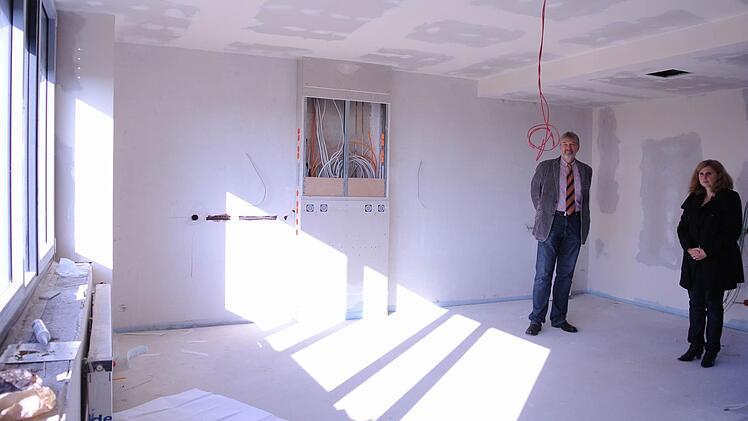 Der Vorstandsvorsitzende des Kommunalunternehmens Haßberg-Kliniken, Stephan Kolck, mit Architektin Birgit Braunschmidt in einem neuen Patientenzimmer.