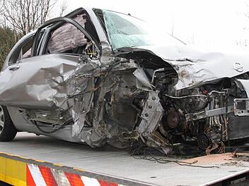 Von dem Nissan, mit dem drei Jugendliche auf dem Weg von Bad Neustadt nach Bad Brückenau waren, blieb nur noch Schrott übrig. Fotos: Ulrike Müller