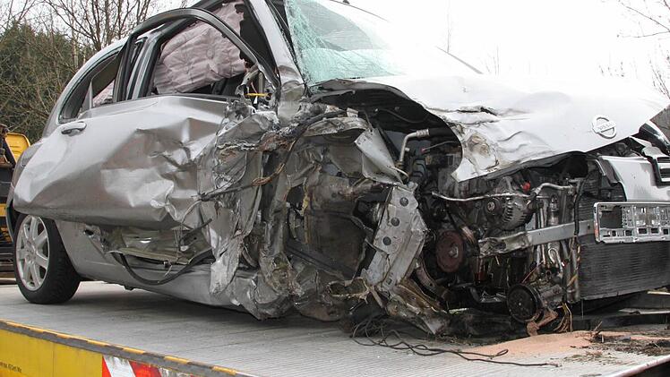 Von dem Nissan, mit dem drei Jugendliche auf dem Weg von Bad Neustadt nach Bad Brückenau waren, blieb nur noch Schrott übrig. Fotos: Ulrike Müller