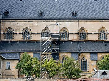 Das Stahlband an der Fassade (unser Bild zeigt die weszliche Front des Langhauses) ist Teil der Ankerkonstruktion, mit der die tragenden Mauern der Kirche stabilisiert werden. Foto: Matthias Hoch