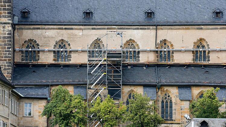 Das Stahlband an der Fassade (unser Bild zeigt die weszliche Front des Langhauses) ist Teil der Ankerkonstruktion, mit der die tragenden Mauern der Kirche stabilisiert werden. Foto: Matthias Hoch