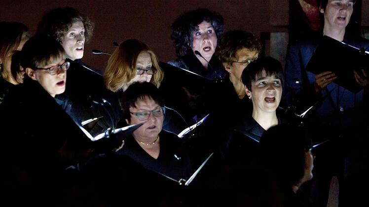 Die "Kleine Kantorey" und der Projektchor "Vox nova" beeindruckten bei ihrem gemeinsamen Auftritt in der Coburger Johanneskirche. Foto: Jochen Berger