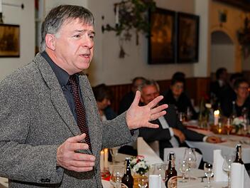 Rüdiger Baumann reist in die Vergangenheit der Bayerischen Rundschau, entdeckt dabei Kurioses und Amüsantes und philosophiert über die Rolle der Zeitung in  der modernen Informationsgesellschaft.Matthias Hoch