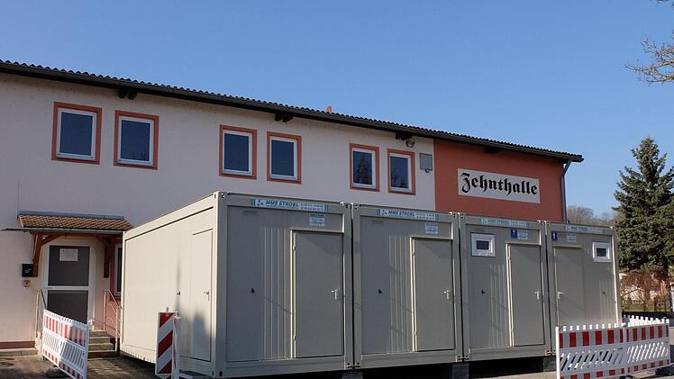 Die Zehnthalle in Aschach wird derzeit renoviert. Dank der aufgestellten Container, in denen man sich umziehen und duschen kann, kann der Sportbetrieb jedoch weiterlaufen. Björn Hein