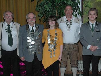 Bei der Königsproklamation wurden der Schützenkönig, der Vizekönig und der 1.Ritter, sowie die Jugendschützenkönigin und der 1.Jugendritter ausgezeichnet. Von links: Georg Korzyk, Ralf Schilha, Michaela Fritsche, Markus Will und Patrick Schramm.