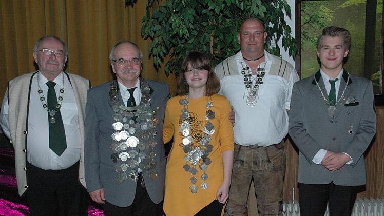 Bei der Königsproklamation wurden der Schützenkönig, der Vizekönig und der 1.Ritter, sowie die Jugendschützenkönigin und der 1.Jugendritter ausgezeichnet. Von links: Georg Korzyk, Ralf Schilha, Michaela Fritsche, Markus Will und Patrick Schramm.