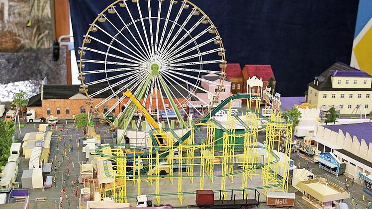 Kleine Welt: Achterbahn und Riesenrad auf dem Vogelschießen  Fotos: Desombre