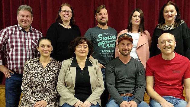 Sie wirken mit, hintere Reihe von links: Roland Gehring, Tanja Wissendheit, Marc Veen, Stefanie Schmitt, Magda St&ouml;hr; vordere Reihe von links: Martina Freisinger, Marion H&ouml;llisch, Johannes Koch und Markus Kast;. Auf dem Bild fehlt Thomas Klemm.  Foto: Theatergruppe Kirchlauter
