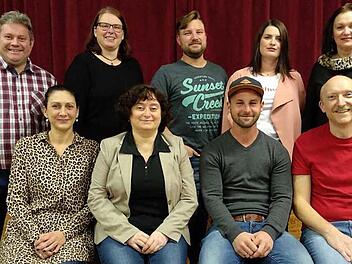 Sie wirken mit, hintere Reihe von links: Roland Gehring, Tanja Wissendheit, Marc Veen, Stefanie Schmitt, Magda St&ouml;hr; vordere Reihe von links: Martina Freisinger, Marion H&ouml;llisch, Johannes Koch und Markus Kast;. Auf dem Bild fehlt Thomas Klemm.  Foto: Theatergruppe Kirchlauter