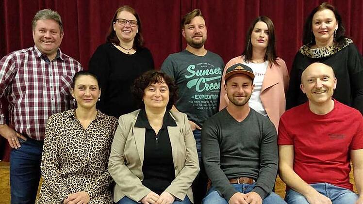 Sie wirken mit, hintere Reihe von links: Roland Gehring, Tanja Wissendheit, Marc Veen, Stefanie Schmitt, Magda St&ouml;hr; vordere Reihe von links: Martina Freisinger, Marion H&ouml;llisch, Johannes Koch und Markus Kast;. Auf dem Bild fehlt Thomas Klemm.  Foto: Theatergruppe Kirchlauter