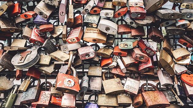 Liebesschlösser statt Blumen: In Italien werden Liebesschlösser angebracht als Zeichen der Liebe.  Foto: Pia Nowak