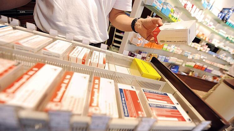 Mit einem gefälschten Rezept wollte ein 20-Jähriger Schmerzmittel und ein Psychopharmaka ergaunern. Doch in der Apotheke fiel der Betrug auf.