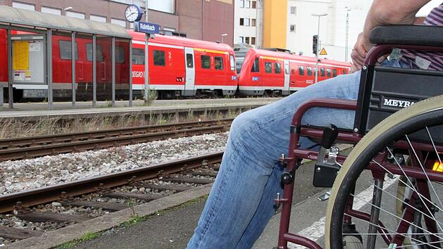 Wer im Rollstuhl sitzt, ist auf dem Kulmbacher Bahnhof aufgeschmissen. Aufz&uuml;ge gibt es nicht. Die ben&ouml;tigen aber viele Menschen mit einer Behinderung, um in die Unterf&uuml;hrung zu gelangen, durch die man zu den Gleisen kommt.