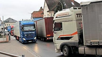 Wegen der Sperrung der A 3 zwischen den Anschluss-Stellen Geiselwind und Schlüsselfeld quälte sich am Freitag der Verkehr aus beiden Fahrtrichtungen durch Schlüsselfeld.