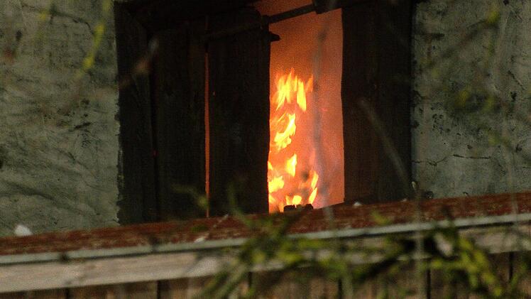 Feuer in Höfen: Stall mit 50 Rindern in Vollbrand löst Großeinsatz aus