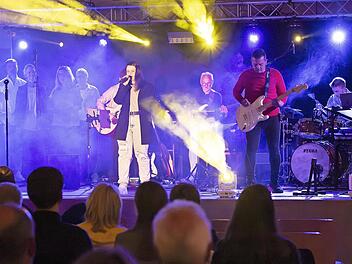 Chor und Solomusiker der Band „Botschafter“ live on Stage in Hochstadt.