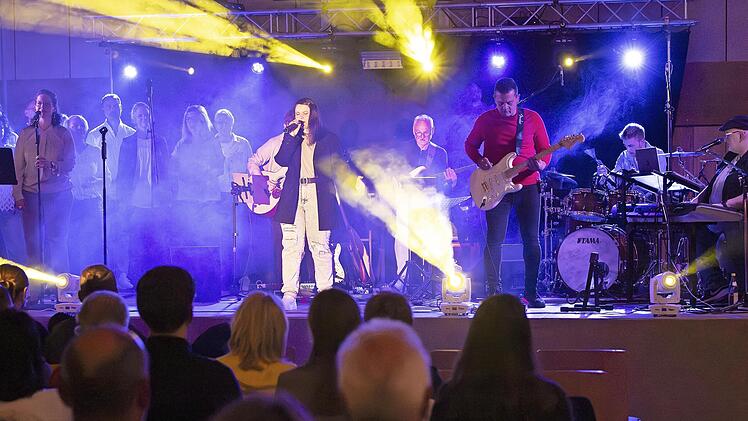 Chor und Solomusiker der Band „Botschafter“ live on Stage in Hochstadt.
