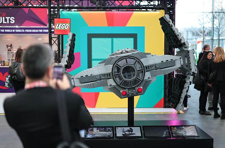 Messe zeigt Spielzeug-Trends: Erwachsene, Kreativität, KI