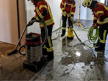 &Uuml;berschwemmung, Wohnung, Wasserschaden, Feuerwehr