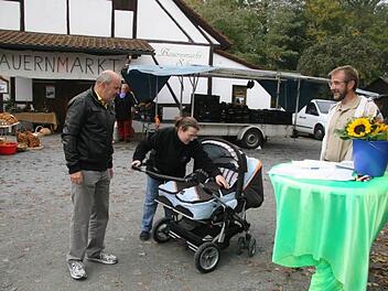 Ines Georgi mit ihren Zwillingen Hannah und Jan unterschreibt die Protestaktion des Bundes Naturschutz sofort: Die Bäume in der Bahnhofstraße sollen stehen bleiben. Davon ist sie überzeugt. Knud Espig (links) und Alwin Geyer (rechts) vom Bund Naturschutz freuen sich. Foto: Sonja Adam