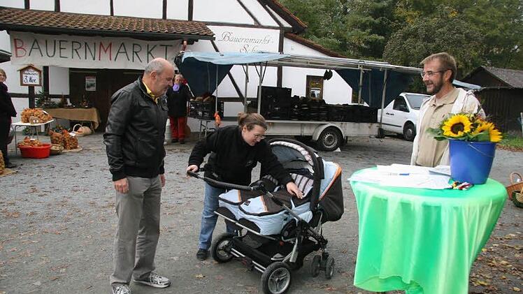 Ines Georgi mit ihren Zwillingen Hannah und Jan unterschreibt die Protestaktion des Bundes Naturschutz sofort: Die Bäume in der Bahnhofstraße sollen stehen bleiben. Davon ist sie überzeugt. Knud Espig (links) und Alwin Geyer (rechts) vom Bund Naturschutz freuen sich. Foto: Sonja Adam