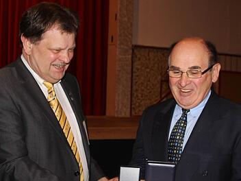 Ferdinand Heinz (rechts)  kann auf eine 50-jährige Betriebszugehörigkeit zurückblicken. Der Unternehmer Carl-August Heinz bedankte sich für die Treue.