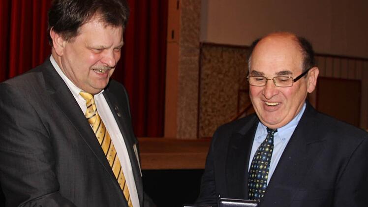 Ferdinand Heinz (rechts)  kann auf eine 50-jährige Betriebszugehörigkeit zurückblicken. Der Unternehmer Carl-August Heinz bedankte sich für die Treue.