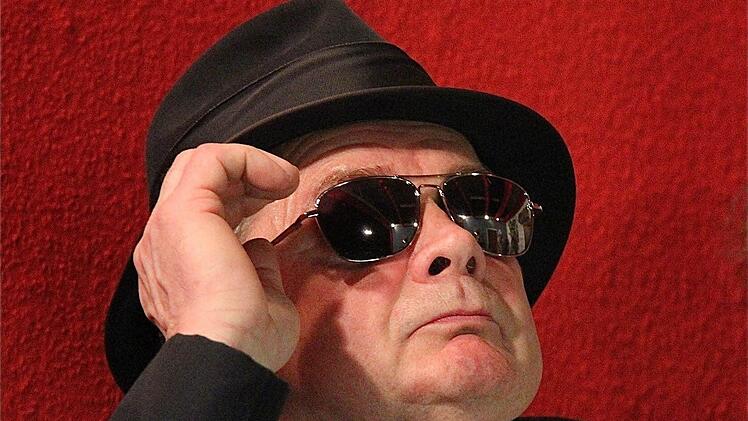 Edgar Stockmann - die tragende Säule beim FC-Theater, wo er seit 42 Jahren aktiv ist. Er führte Regie und spielte den Kommissar.