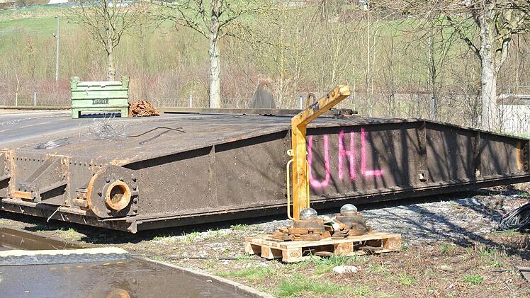 Ein alter Schleusentorflügel. Er wird nach Aschaffenburg zu einer Spezialfirma transportiert, wo er zerlegt wird. Vor allem muss die giftige Farbe von dem Metall entfernt werden. Das geschieht über das Verbrennen. Die Schadstoffe werden im Filter aufgefangen und korrekt entsorgt.