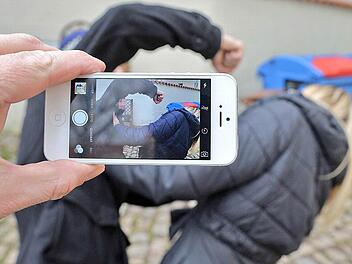 Beim "Happy Slapping", zu deutsch etwa "fröhliches Schlagen", greift der Täter sein Opfer körperlich an und lässt sich dabei filmen. Diese Videos werden dann häufig weiterverbreitet oder veröffentlicht. Die Szene auf dem Foto ist nachgestellt. Symbolfoto: Ronald Rinklef