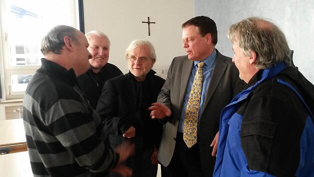 Die beiden Kläger Michael B. (links) und Andreas Dusold (rechts) mit ihren Rechtsanwälten Aumüller (Mitte) und Seidel (Zweiter von rechts) sowie Peter Schirner diskutieren im Sitzungssaal des Arbeitsgerichts. Foto: Jutta Behr-Groh