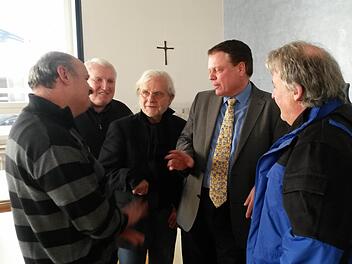 Die beiden Kläger Michael B. (links) und Andreas Dusold (rechts) mit ihren Rechtsanwälten Aumüller (Mitte) und Seidel (Zweiter von rechts) sowie Peter Schirner diskutieren im Sitzungssaal des Arbeitsgerichts. Foto: Jutta Behr-Groh