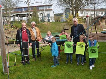 Diese Kinder der Heilpädagogischen Tagesstätte der Lebenshilfe in Kronach freuen sich schon, wenn ihre Wünsche am Kinderspielplatz erfüllt werden können. Damit dies möglich wird, gestalten die Chöre der Sängergruppe Frankenwald zwei Benefizkonzerte. Mit im Bild von links Walter Klose, Bernhard Zipfel, Wolfgang Palm  Foto: K.-H. Hofmann