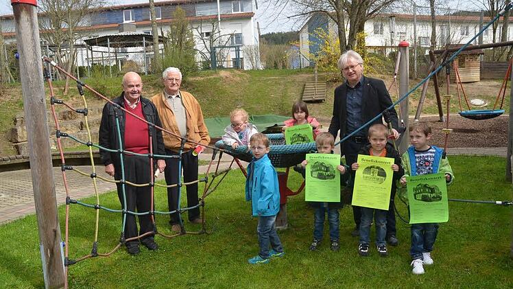 Diese Kinder der Heilpädagogischen Tagesstätte der Lebenshilfe in Kronach freuen sich schon, wenn ihre Wünsche am Kinderspielplatz erfüllt werden können. Damit dies möglich wird, gestalten die Chöre der Sängergruppe Frankenwald zwei Benefizkonzerte. Mit im Bild von links Walter Klose, Bernhard Zipfel, Wolfgang Palm  Foto: K.-H. Hofmann