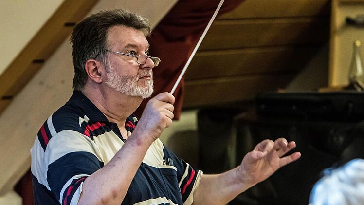 Hans Stähli bei der Probenarbeit mit dem Orchester der "Musikfreunde Neustadt" für das Open-Air-Konzert am Sonntag (3. Juli) im Freibad.Foto: Jochen Berger