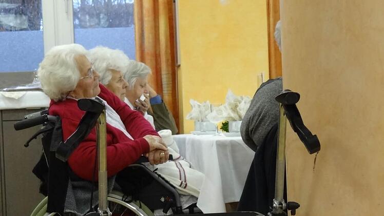 Auch einige Bewohnerinnen und Bewohner feierten den 25. Geburtstag ihres Altenheims mit.