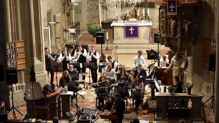 Für die Renovierung der Orgel in der Marienkirche in Königsberg spielte die Big Band "Pfeffer, Salz & Sahne" aus Hofheim unter der Leitung des Musiklehrers Wolfram Hirsch. Die ehemaligen Schüler der Hofheimer Realschule erfüllten das Gotteshaus mit besonderen Klängen.  Foto: Gerold Snater