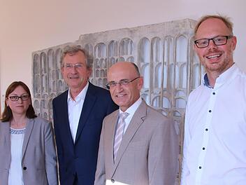 Die neuen Hautärzte Elena Popa und Boris Bauer (rechts) im Landratsamt. Landrat Wilhelm Schneider (Zweiter von rechts) und Gunther Karl von der KVB empfingen dort die Mediziner.  Foto: Klaus Schmitt