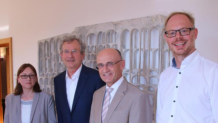 Die neuen Hautärzte Elena Popa und Boris Bauer (rechts) im Landratsamt. Landrat Wilhelm Schneider (Zweiter von rechts) und Gunther Karl von der KVB empfingen dort die Mediziner.  Foto: Klaus Schmitt