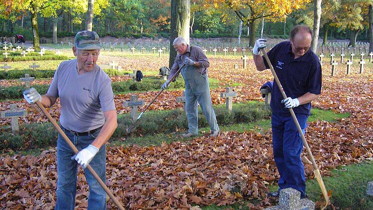 Es ist noch einiges zu tun: Martin Ziegler, Norbert Ziegler und Herbert Schleier bei der Arbeit. Foto: Paul Ziegler