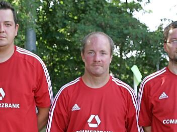 Mit einem neuen Trainergespann und einem weiteren Neuzugang geht der Coburger A-Klassist FC Frickendorf in die Ende Juli beginnende Saison, von links: Kevin Grubelnig (Spfr. Unterpreppach), Emanuel Krüger (SG Eltmann), Falk Berger (SV Seelach). Foto: Dietz