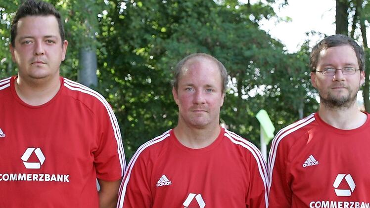 Mit einem neuen Trainergespann und einem weiteren Neuzugang geht der Coburger A-Klassist FC Frickendorf in die Ende Juli beginnende Saison, von links: Kevin Grubelnig (Spfr. Unterpreppach), Emanuel Krüger (SG Eltmann), Falk Berger (SV Seelach). Foto: Dietz