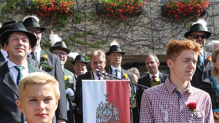 Vom Marktplatz aus machten sich die Kronacher Schützen und ihre Gäste auf den Weg zur Hofwiese. Foto: Barbara Herbst