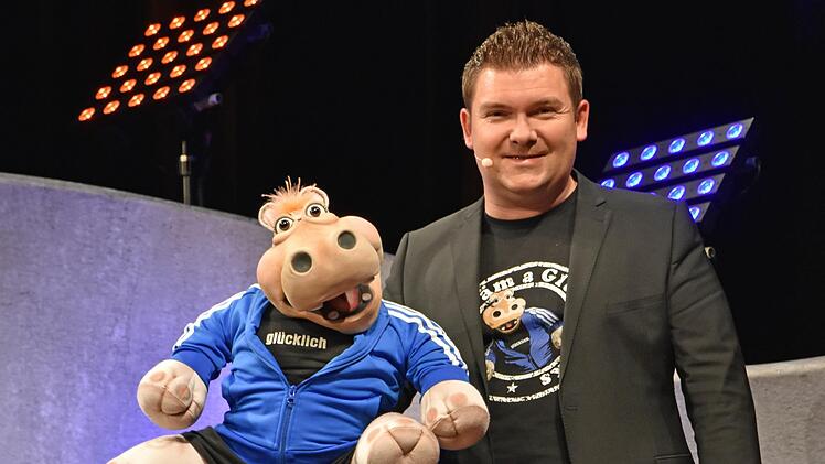 Einen glücklichen Abend bescherten der Bauchredner und Comedian Sebastian Reich und seine Amanda ihrem Publikum in der Stadthalle in Haßfurt, zu der das Kulturamt Haßfurt live geladen hatte.