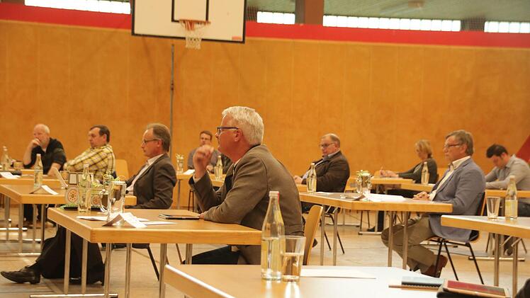 Weit auseinander standen die Tische und Stühle der Gemeinderäte bei der Abschlusssitzung in der Ebensfelder Turnhalle. Foto: Matthias Einwag