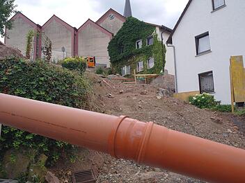 Hier war mal eine Treppe. Momentan wird der Mischwasserkanal, der für Erhöhung der Sanierungskosten sorgt, provisorisch über das Nachbargrundstück verlegt, bis die Stützmauern und Fundamente der neuen Treppenanlage eingebaut sind. Foto: Stephanie Elm