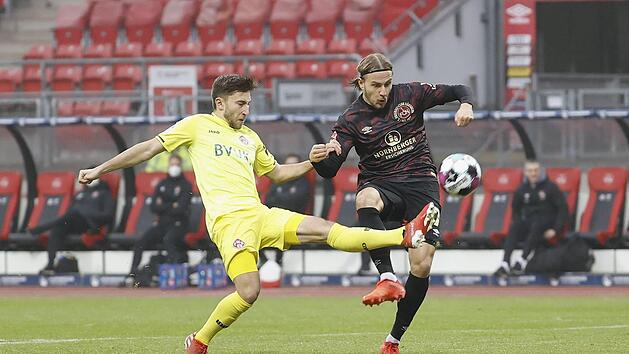 Dominik Meisels stärkste Szene: Nach nur drei Minuten klärt er in letzter Sekunde vor Felix Lohkemper und verhindert wohl das 1:0 für die Nürnberger.  Foto: Imago