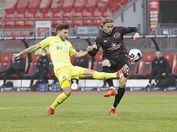 Dominik Meisels stärkste Szene: Nach nur drei Minuten klärt er in letzter Sekunde vor Felix Lohkemper und verhindert wohl das 1:0 für die Nürnberger.  Foto: Imago