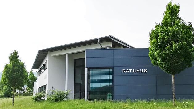Auf dem schr&auml;gen Pultdach (links) des Rathauses soll eine Photovoltaikanlage installiert werden.