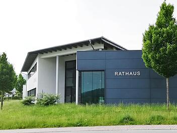 Auf dem schrägen Pultdach (links) des Rathauses soll eine Photovoltaikanlage installiert werden.